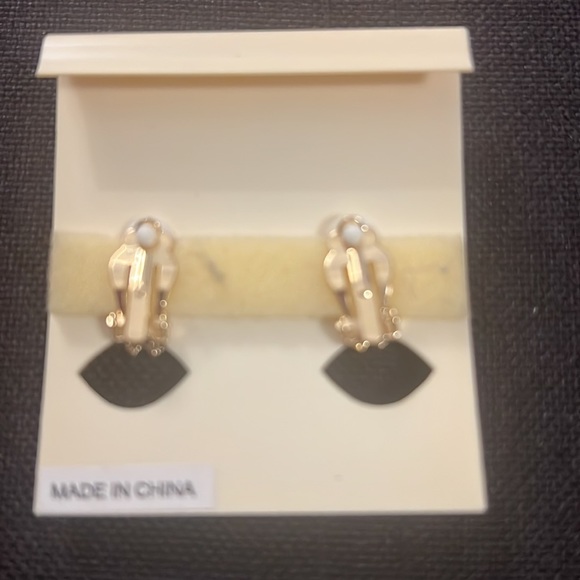 Adrienne Vittadina ✨💫✨Gold Tone Long Necklace & Clip-on Earrings - NWT - Picture 8 of 9